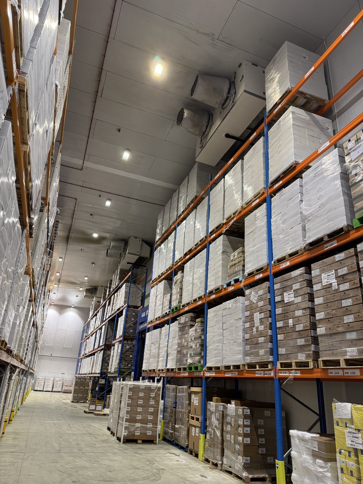 Temperature-controlled warehouse aisle